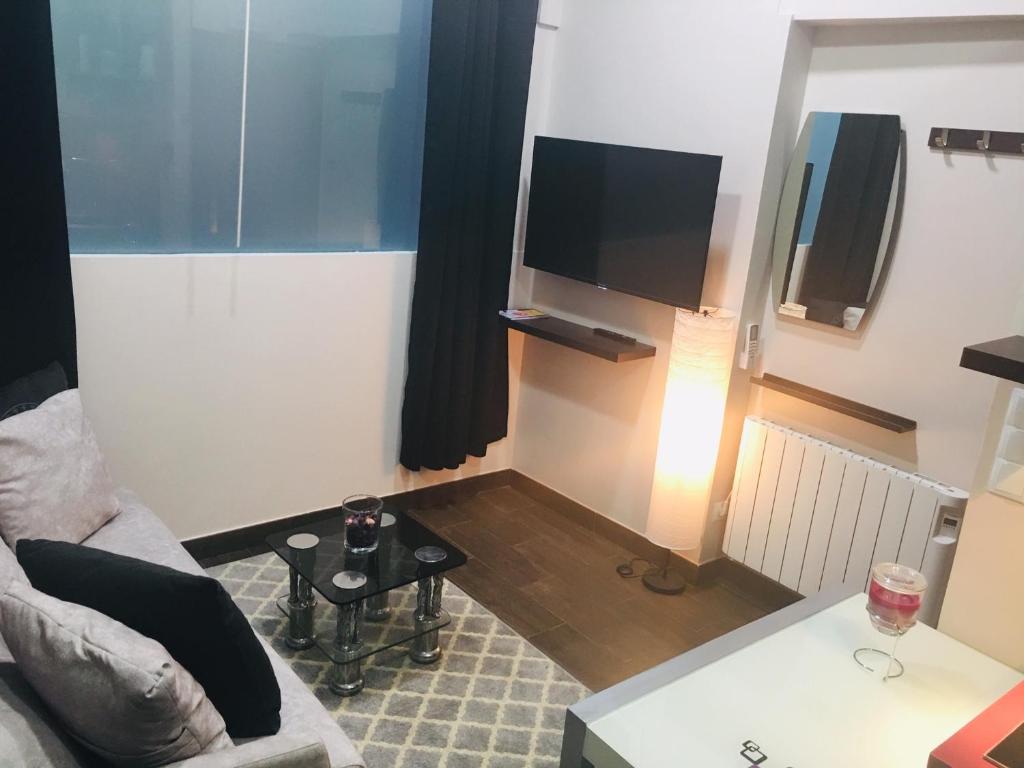 马德里Apartamentos Deluxe Barajas的带沙发和平面电视的客厅