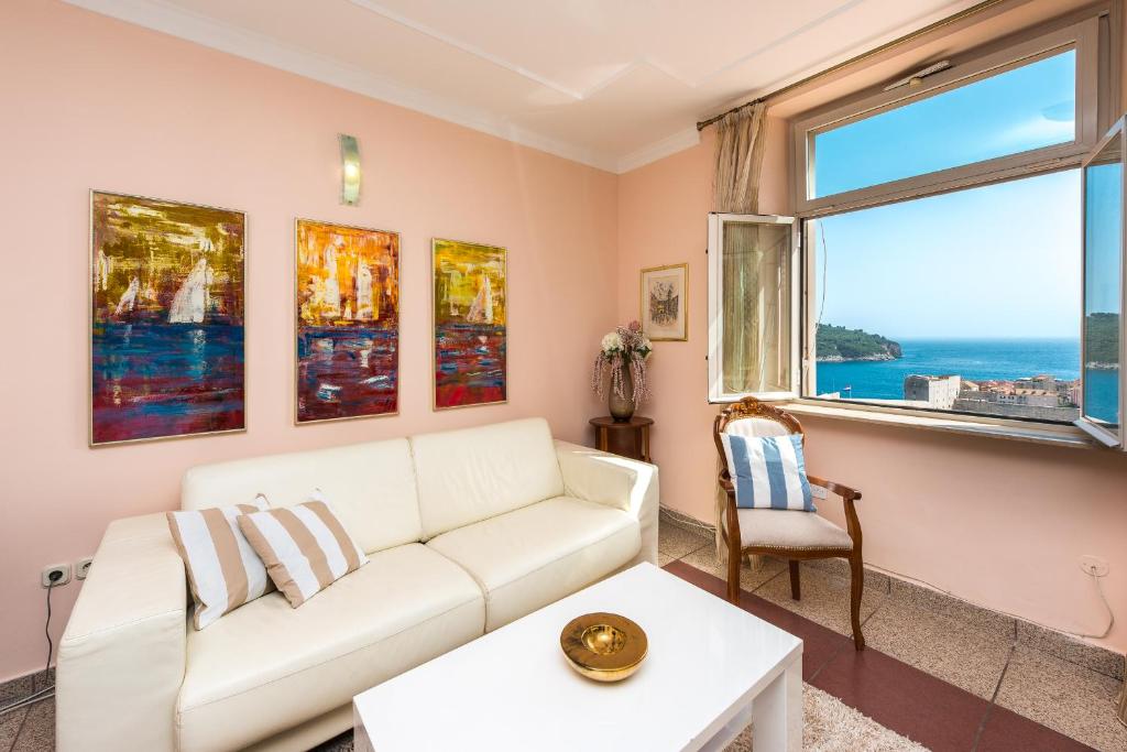 杜布罗夫尼克Apartment Green Oasis的客厅配有白色沙发和窗户