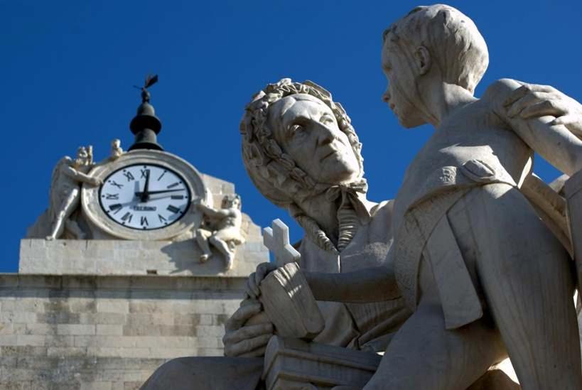 马利耶Casa Le Tre Grazie的钟楼前的雕像