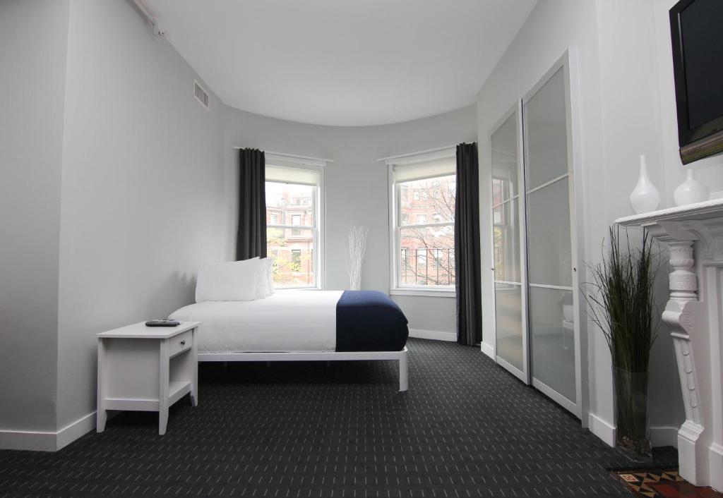 波士顿Stylish Newbury Street Studio, #4的白色的卧室设有床和窗户