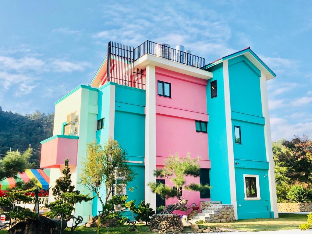埔里童心园民宿的一座以不同颜色涂画的建筑