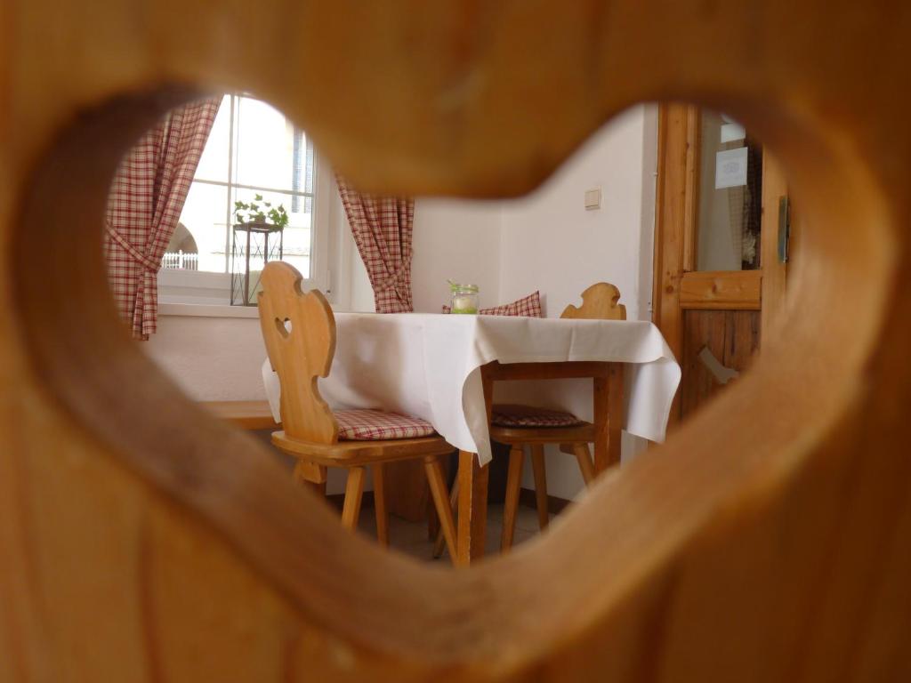 菲耶嘉斯托艾尔伯格克利乌崔酒店的桌子和窗户的房间里的桌椅