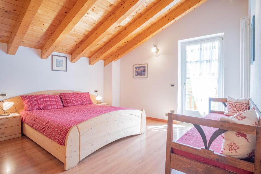 圣博沃拉卡萨福尔德公寓的一间卧室设有一张大床和木制天花板