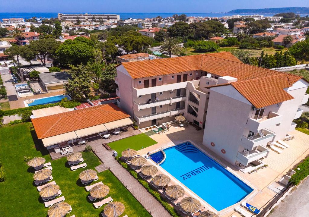 伊利索斯周日酒店的享有带游泳池的别墅的空中景致