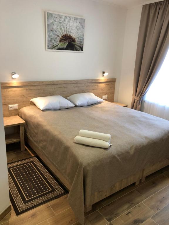 科洛梅亚Hotel Bonus的一间卧室配有一张床,上面有两条毛巾