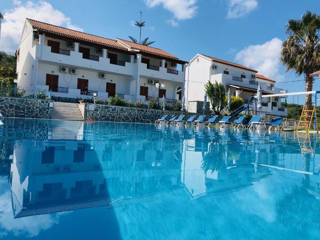 阿里拉斯特里亚阿德尔菲亚公寓式酒店的酒店前方的大型游泳池