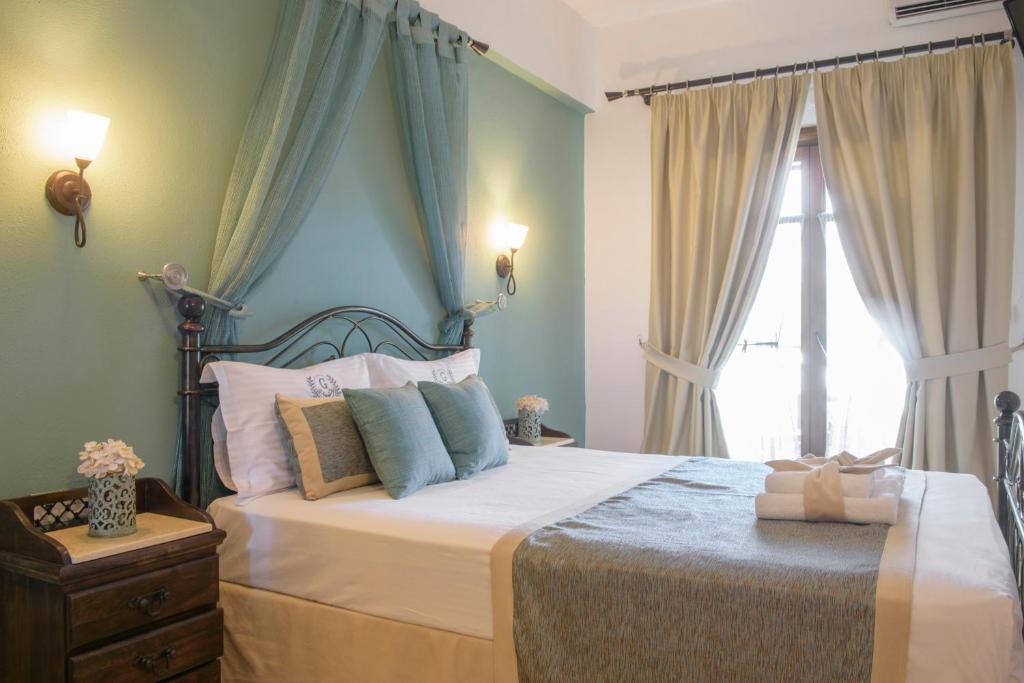 阿莫利亚尼岛Apart Boutique Giorgos的一间卧室配有一张蓝色墙壁的床和一扇窗户