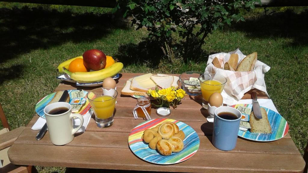 里姆尼奥纳斯Lithoktisto的一张野餐桌,上面有早餐食品和饮料