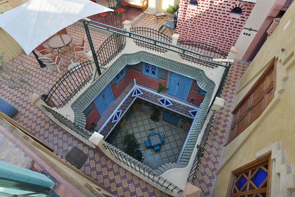 马拉喀什马拉喀什艾莎摩洛哥传统庭院住宅的享有带楼梯的建筑的顶部景色