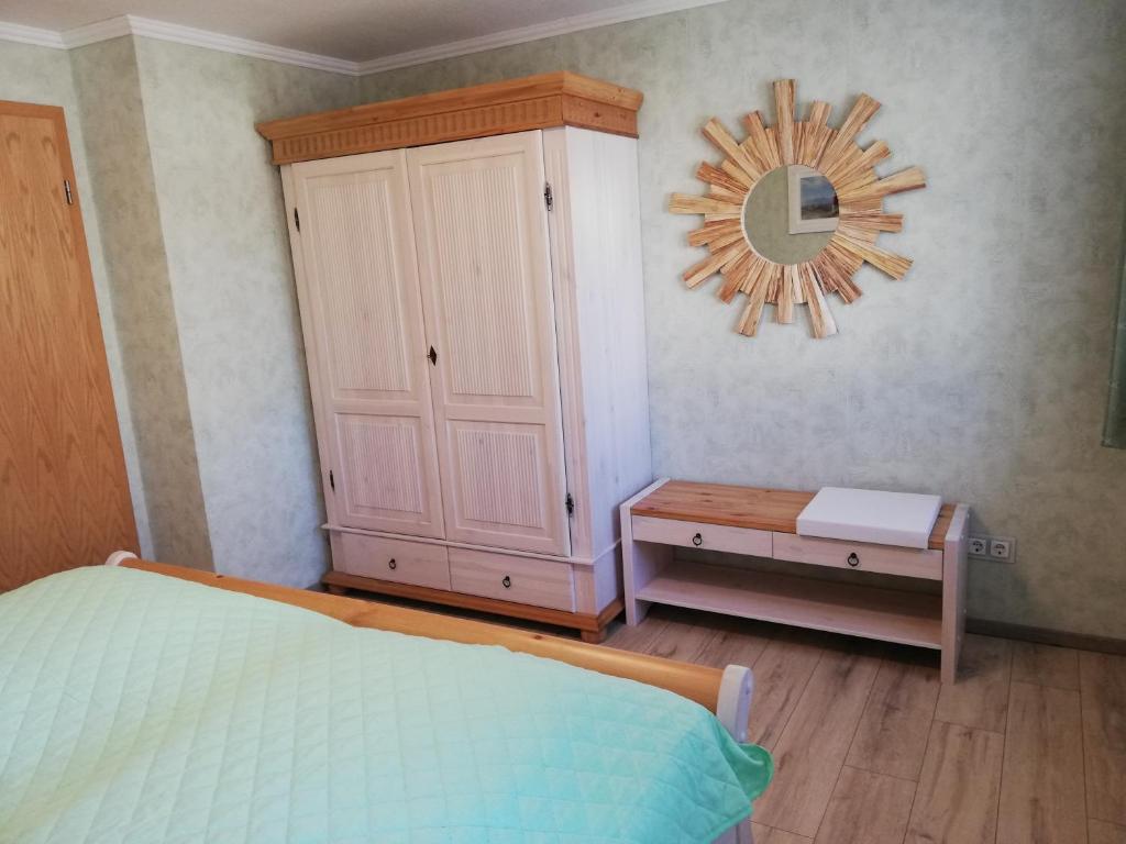 赛巴特班森Aquamarina的一间卧室配有一张床、梳妆台和镜子