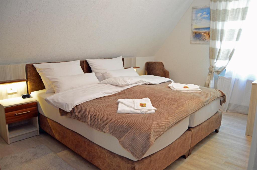 索尔陶Ambiente的一间卧室配有一张床,上面有两条毛巾