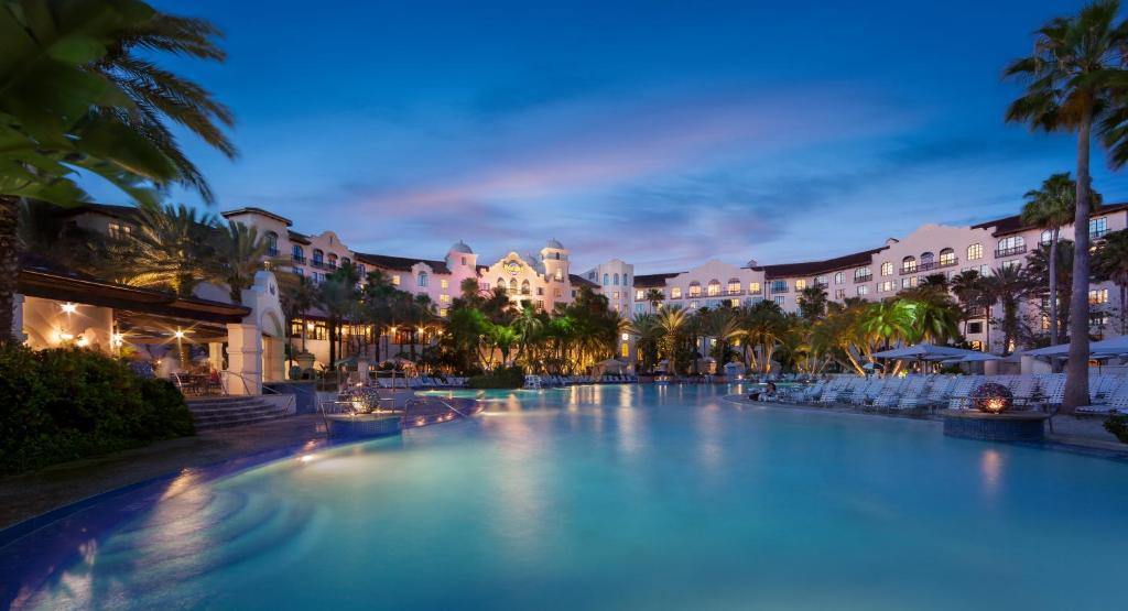 奥兰多Universal's Hard Rock Hotel®的夜间在度假村的一个大型游泳池