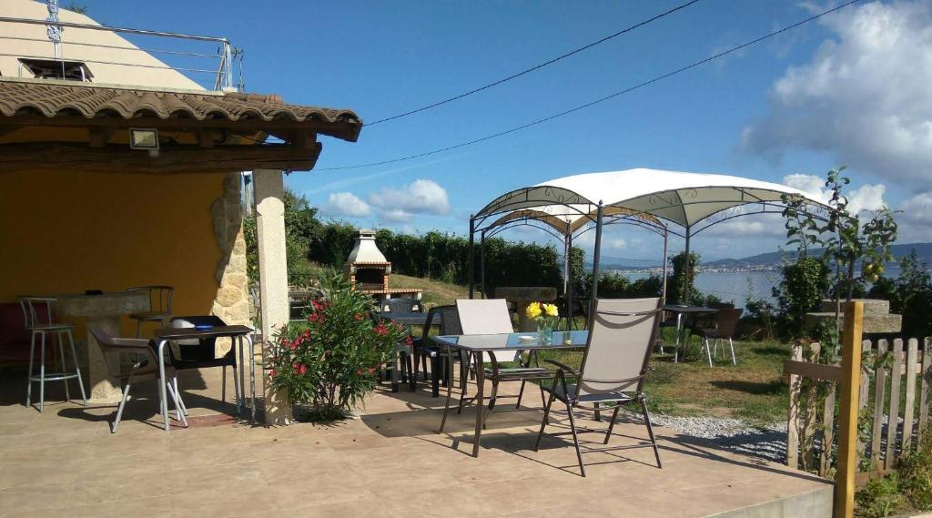 布埃乌Vilar Norte的一个带桌椅和遮阳伞的庭院