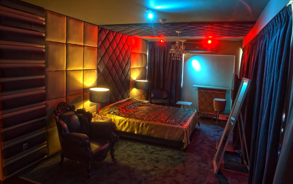 雅典Madison的一间卧室配有一张床,并在一间客房内配有电视。