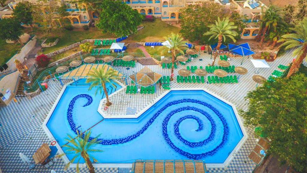 埃拉特Club In Eilat - Coral Beach Villa Resort的享有度假村游泳池的顶部景致