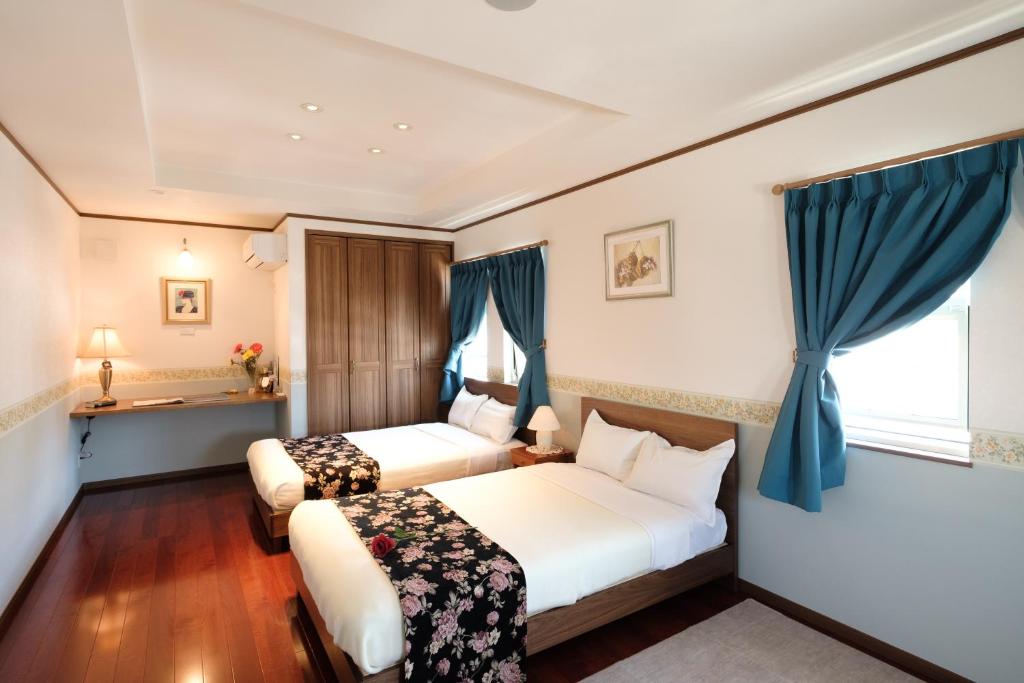 弘前市Fantastic Story的酒店客房设有两张床和窗户。
