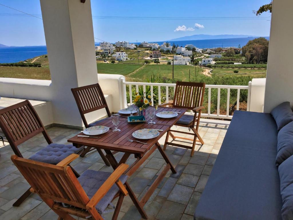 皮索利瓦迪Anthoula's Sea View Apartment的海景阳台上的桌椅
