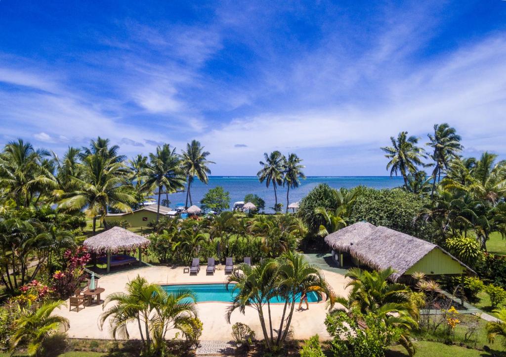 Korovou万竹可海湾度假酒店的享有度假胜地的空中景致,设有游泳池和海洋
