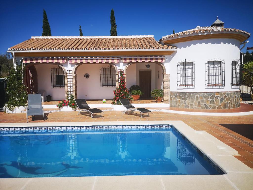 阿尔考辛villa casa las fresas的别墅前设有游泳池