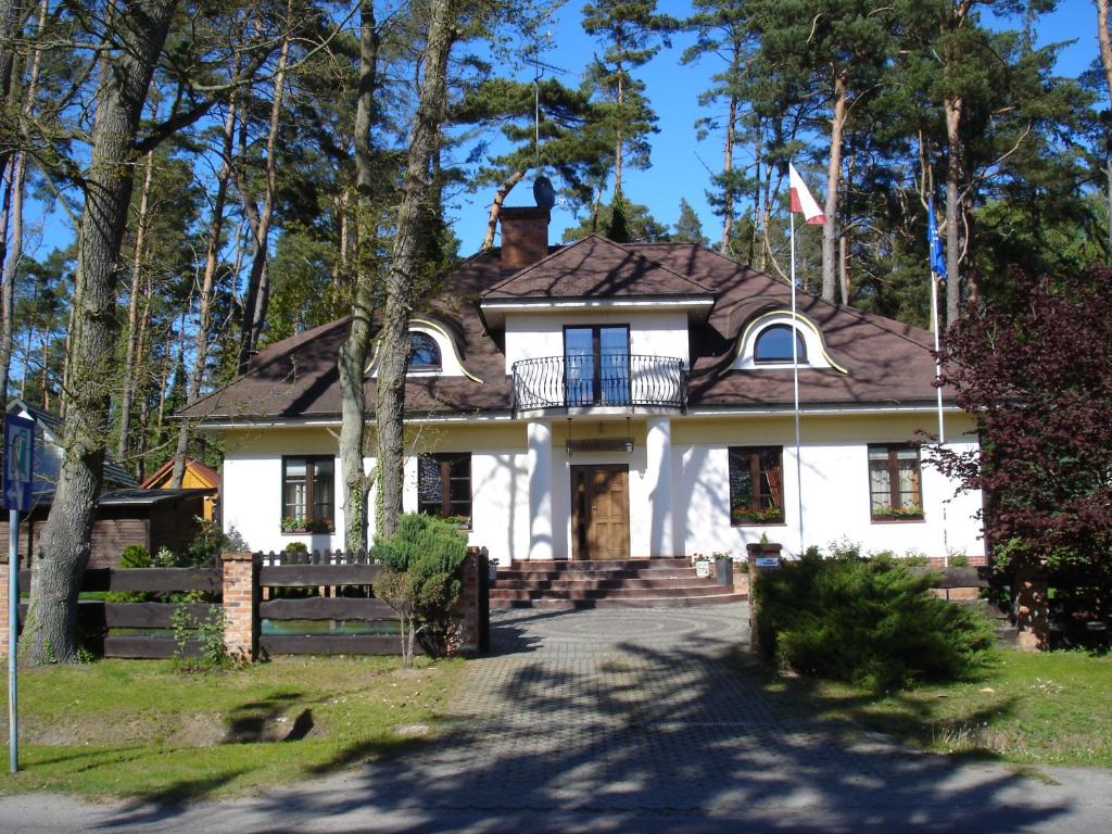 波别罗沃Gościnny Dworek的前面有旗帜的白色房子