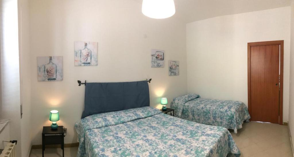 奥利亚斯特罗奇伦托Magico Cilento的一间卧室设有两张床和两张台灯。