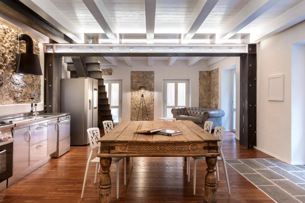 卡利亚里Cagliari Marina Harbour Guest house & Lounge的一间厨房,内设一张木桌