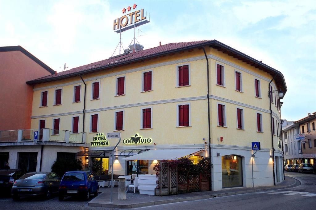 圣焦尔焦迪诺加罗维多利亚酒店的一座大型建筑,上面有酒店标志