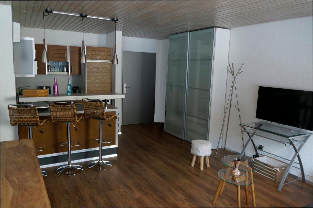 哈尔布莱希Bannwaldseestudio的客厅配有桌子和电视。