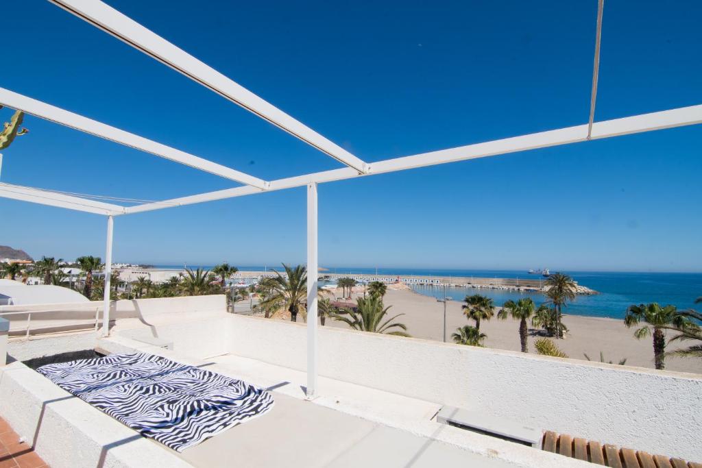 卡沃内拉斯BALCON AL MAR的享有海滩美景的阳台