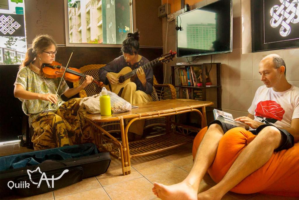 古晋可卡特酒店的一群坐在房间里播放音乐的人