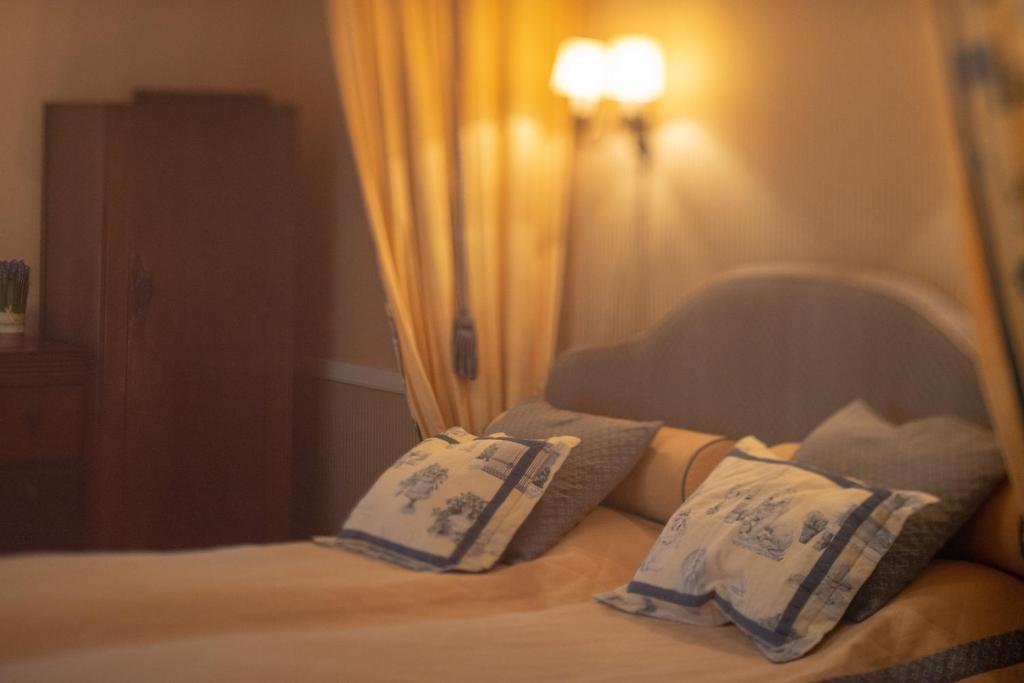 科科拉Wanha Kartano的一间卧室配有一张带蓝色和白色枕头的床