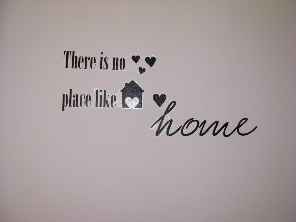 米欧纳Apartments Kiro的墙上贴有家庭贴纸,有房子和心脏