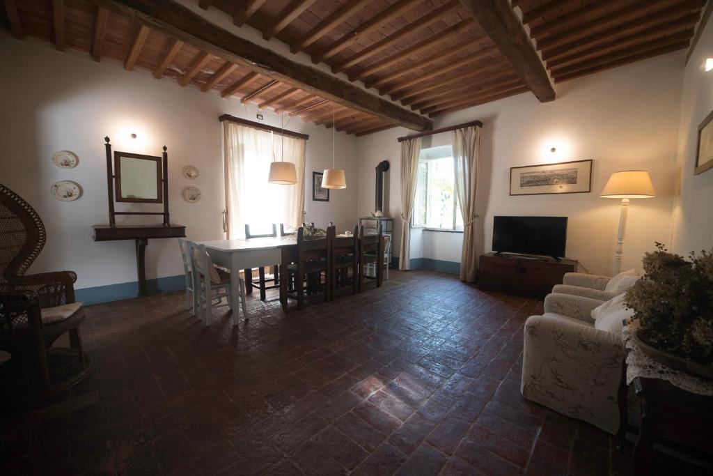 OrtonovoCasale Amati Country House的客厅配有桌椅和沙发