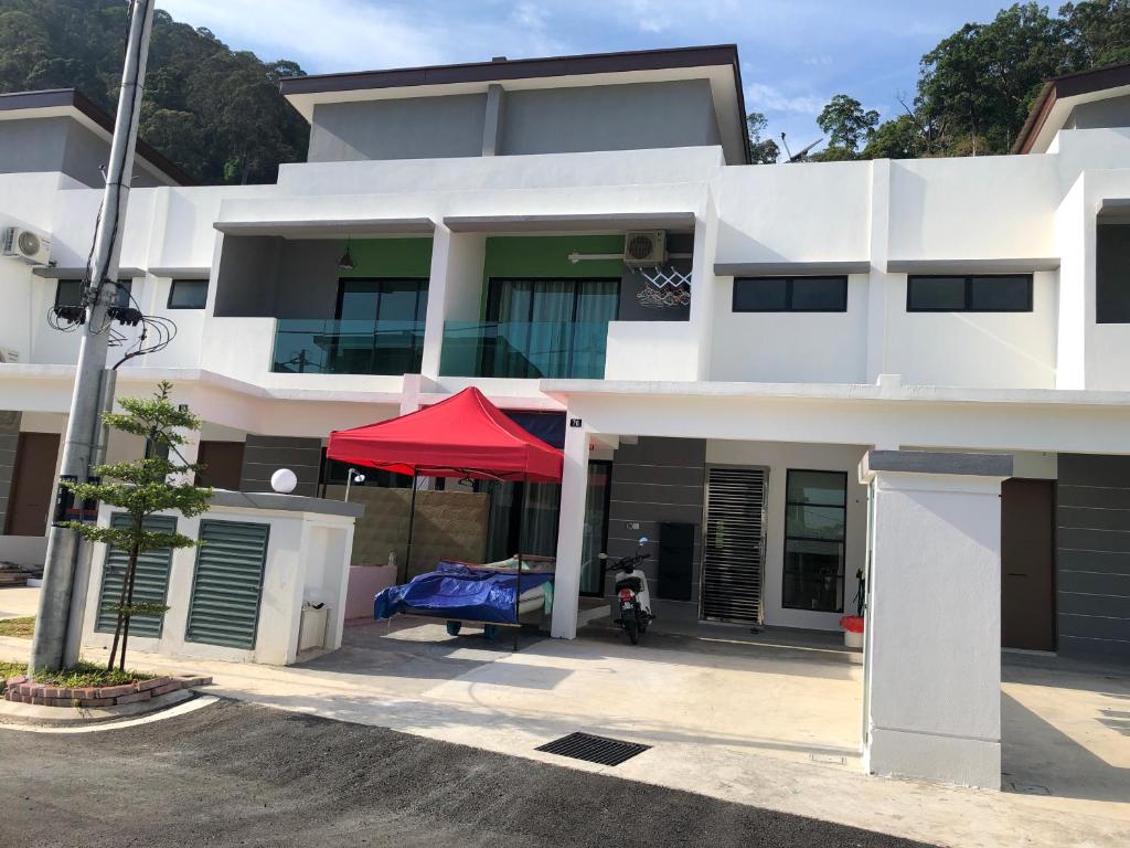 邦咯2sty Villa - Walking Distance To The Beach的前面有红帐篷的白色房子