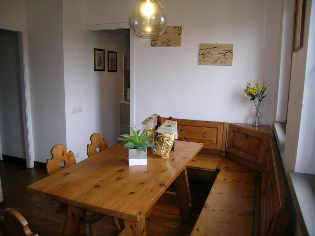 ValgianoChalet Grazia的一间带木桌和椅子的用餐室