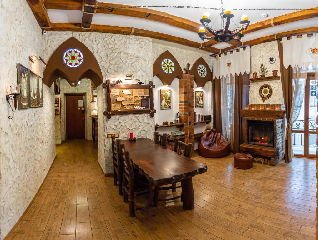 利沃夫郭斯特 - 中世纪旅馆的一间带桌子和壁炉的用餐室