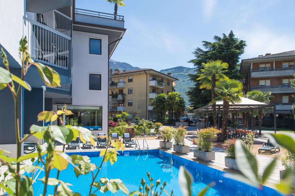 阿科Arco Smart Hotel的享有酒店游泳池的景色
