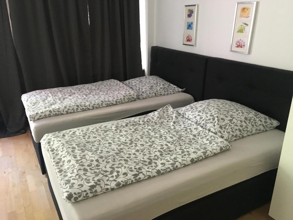 科隆Dorya am Ring的配有黑白床单的客房内的两张床