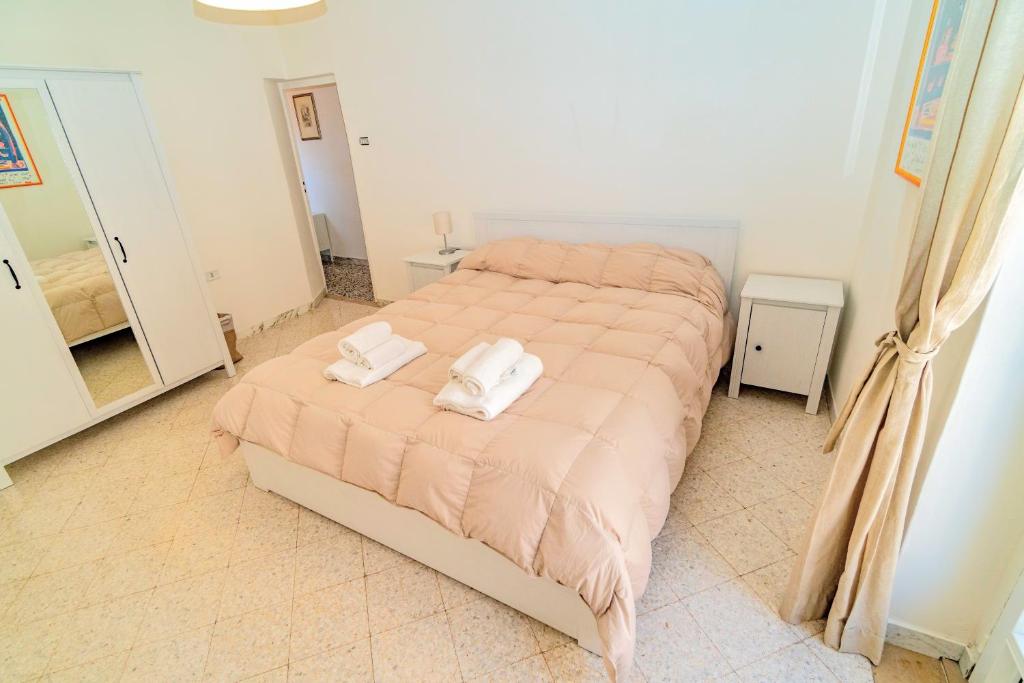 圣安吉罗山Suite Rotari - Appartamento con vista的一间卧室配有一张床,上面有两条毛巾