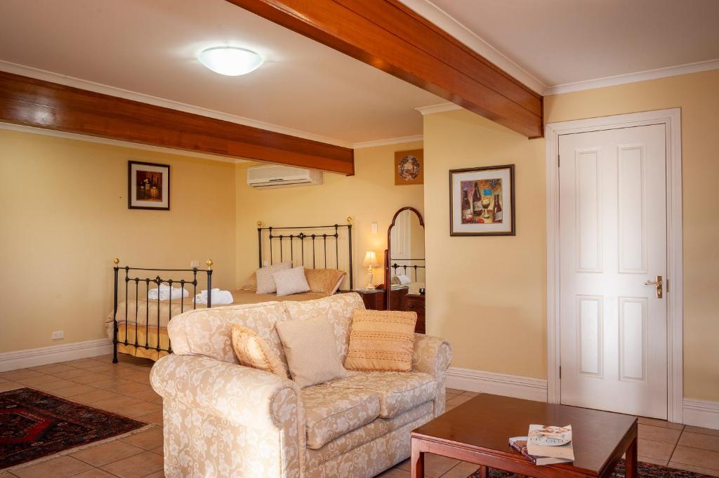 Angaston Saleyards Luxury Accommodation的休息区