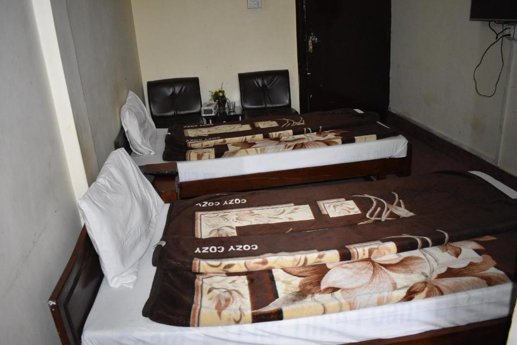 伊斯兰堡Hotel Islamabad Residency的一间客房内的四张床