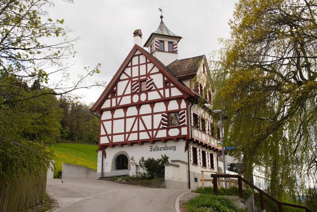 圣加仑Hotel Restaurant Falkenburg的一座建筑的顶部有一个钟楼