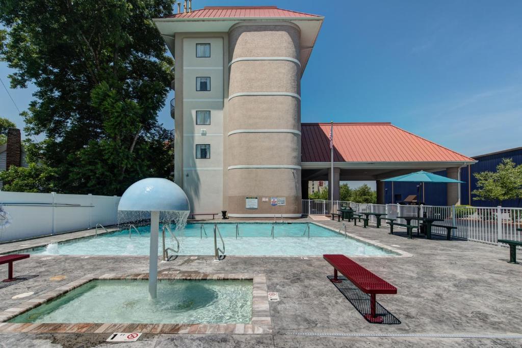 鸽子谷皮吉恩福尔治河湾酒店的一座游泳池,一座建筑有塔楼