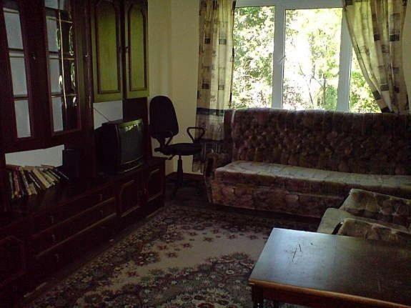 里加Lattino pietura的带沙发和电视的客厅