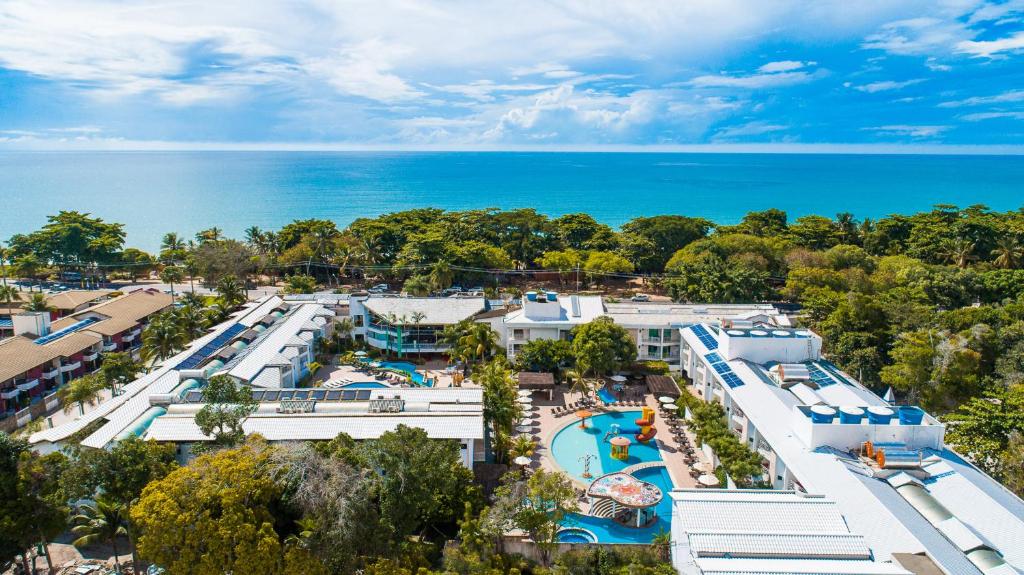 塞古罗港Portal Beach - Rede Soberano的享有度假村游泳池的空中景致