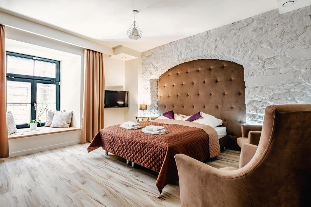 卢布林Olejna 12的一间设有大床和窗户的酒店客房