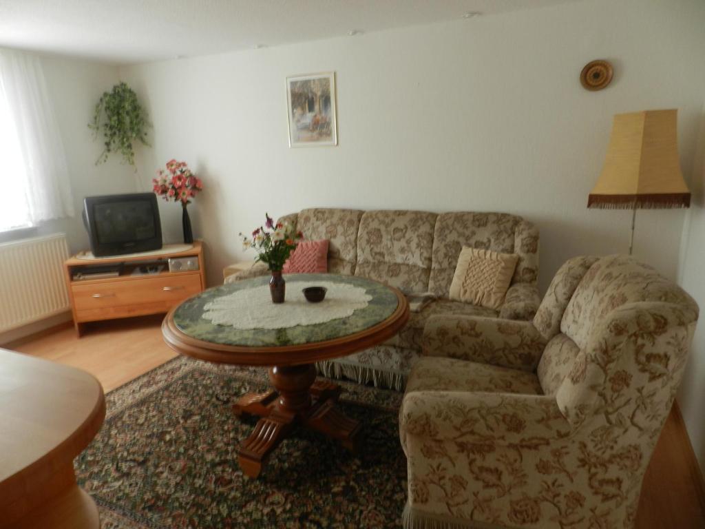 格拉尔-米里茨Bungalow的客厅配有沙发和桌子