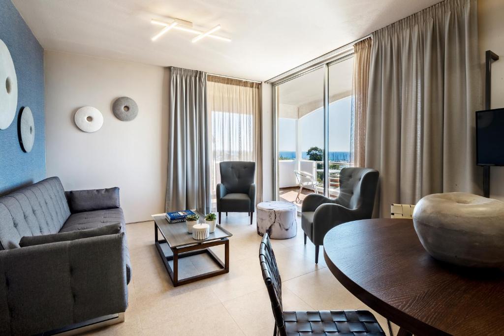 雅典玛里娜阿利莫斯公寓酒店的客厅配有沙发和桌子