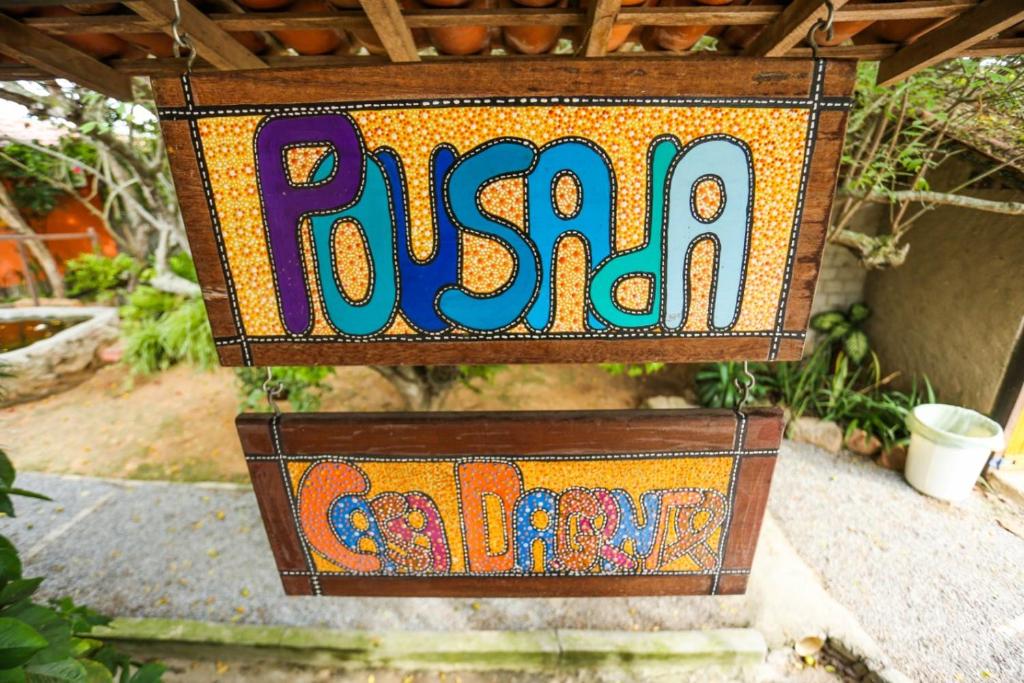 卡鲁阿鲁Pousada Casa da Gente的木箱,上面标有“russianarma”的符号
