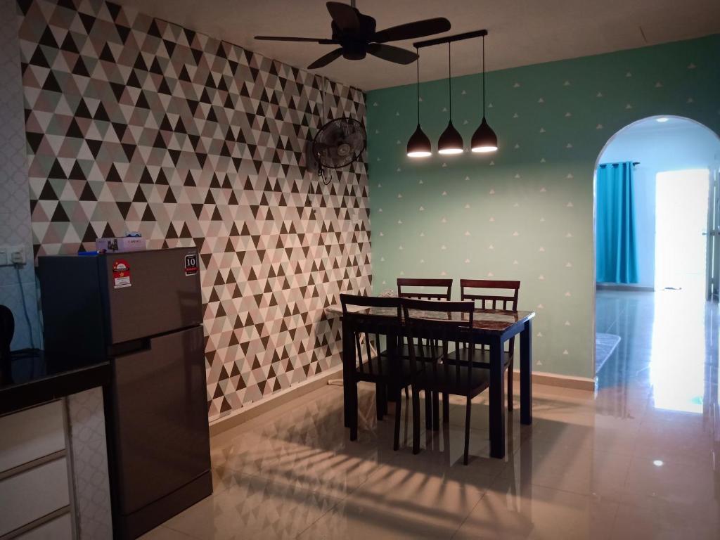 瓜拉雪兰戈AZURE SKY HOMESTAY KUALA SELANGOR的一间带桌子和吊扇的用餐室